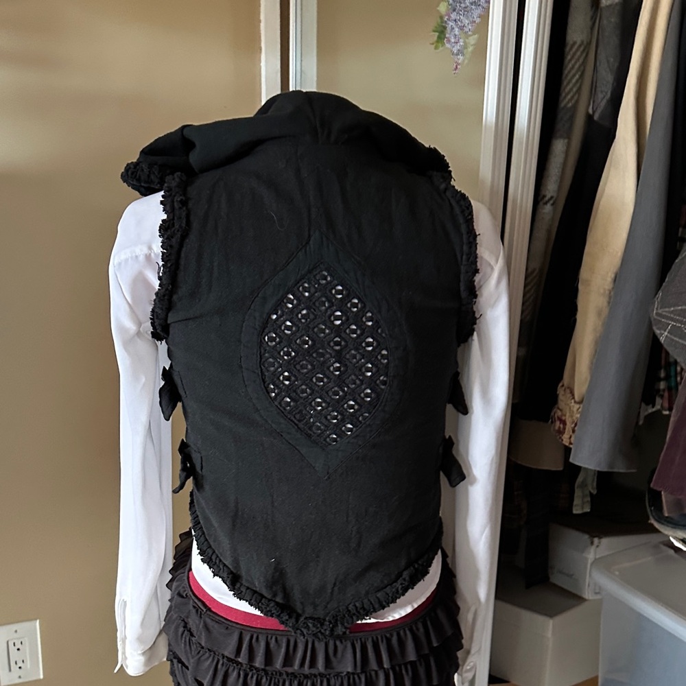 Cropped Black Button Front Hooded Vest - Picture 3 of 9